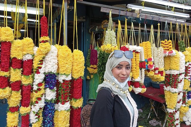 Batu Caves & Countryside Tour - Batik Chong shows how Malaysian cloth is made