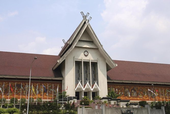 Best of Kuala Lumpur City Tour Including National Museum and National Monument - Merdeka Square and the Sultan Abdul Samad Building
