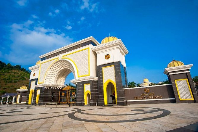 Best of Kuala Lumpur City Tour Including National Museum and National Monument - The Petronas Towers: an impressive start, but only from outside
