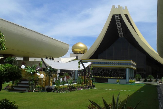 Brunei Heritage Tour - Istana Nurul Iman from outside