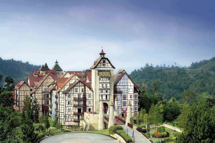 From Kuala Lumpur: Colmar Tropicale and Batu Caves Day Trip - Starting at Batu Caves and its 272 steps