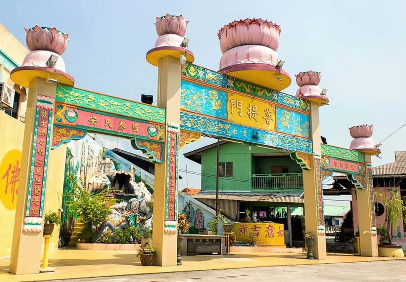 From Kuala Lumpur: Crab Island Tour with Seafood Lunch - Food stops before the main seafood lunch