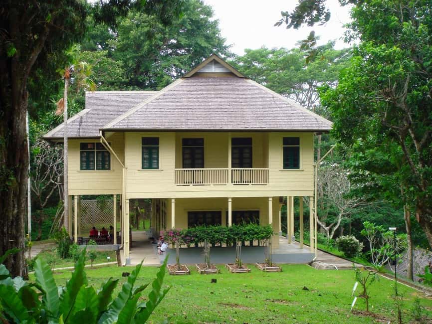 From Sandakan: 7 Unmissable Local Stops Private Tour - Puu Jih Shih Temple above Sandakan Bay
