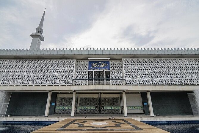 Full Day Kuala Lumpur City Tour with Petronas Twin Tower Tickets - River of Life and Jamek Mosque