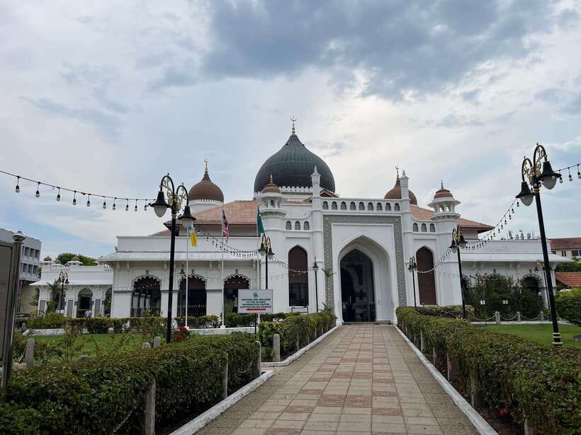George Town: Heritage Walking Tour with Street Food Tasting - Four faiths in a few city blocks