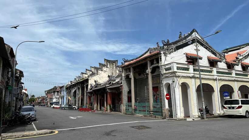 George Town: Heritage Walking Tour with Street Food Tasting - What the guide adds to the walk