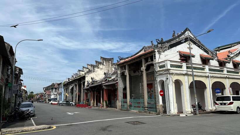 George Town: Heritage Walking Tour with Street Food Tasting - The Queen Victoria Memorial Clock Tower and Esplanade