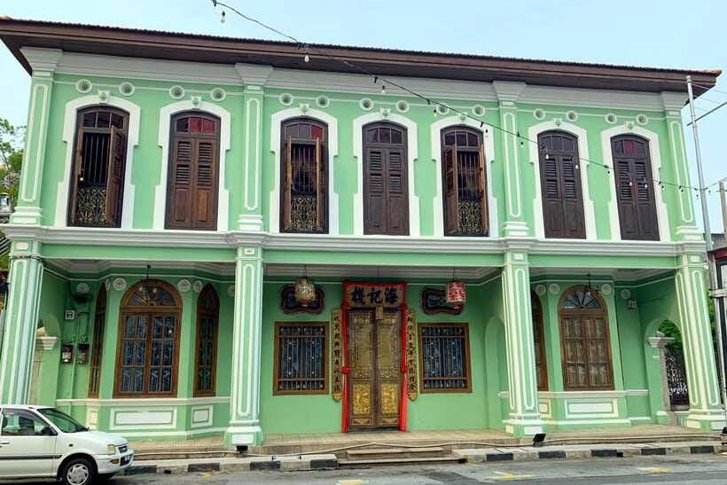 George Town: Private Half-Day Historical City Tour - Reclining Buddha Temple and its long golden statue