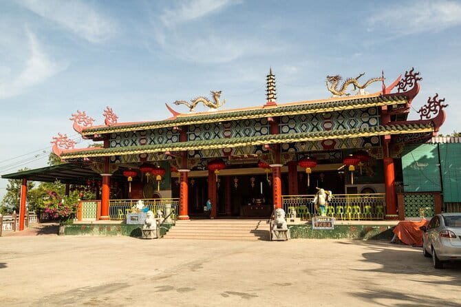 Kota Kinabalu Half Day City Tour with Professional Tour Guide - What the $94 price means in practice