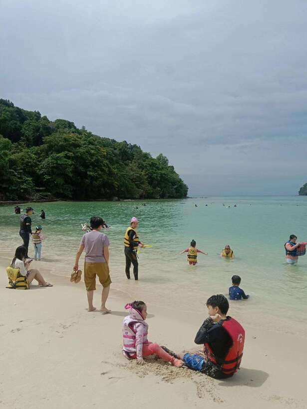 Kota Kinabalu: Manukan & Sapi Islands Snorkeling with Lunch - Who will enjoy this island day most