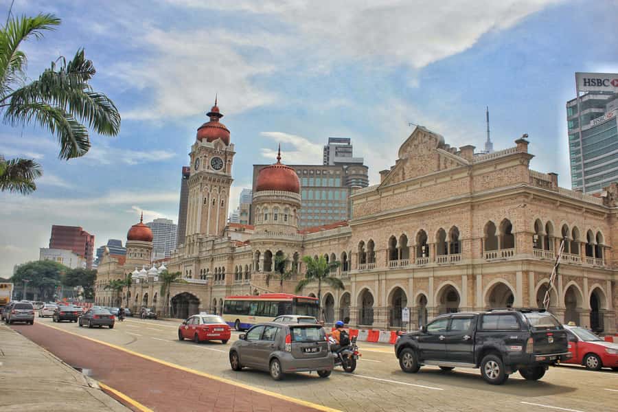 Kuala Lumpur: 4-Hour Tour & KL Towers Visit [Private] - The Petronas Twin Towers from street level