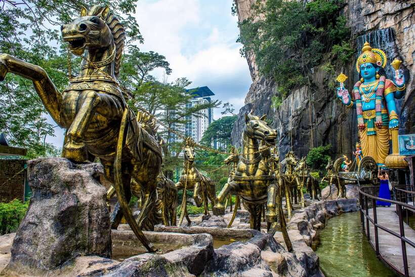Kuala Lumpur : Batu Caves Private Tour - Seeing batik made by hand