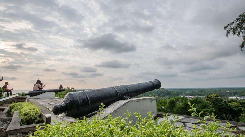 Kuala Lumpur: City Sights, Batu Caves and Fireflies Day Trip - Melawati Hill and Kuala Selangor’s monkeys
