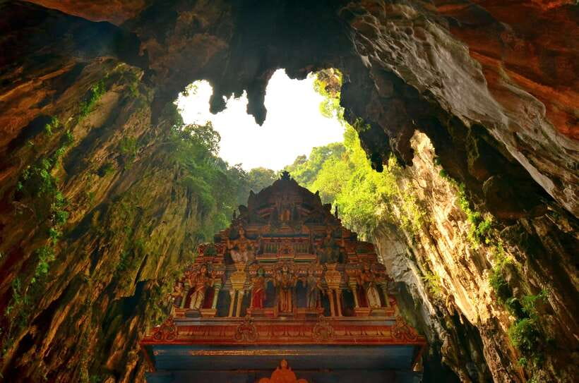 Kuala Lumpur: City Tour & Batu Caves Combo - Batik painting, with a shopping stop attached