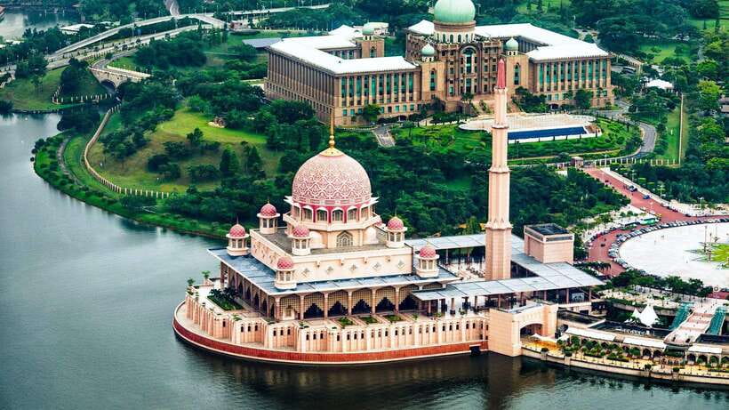 Kuala Lumpur: City Tour, KL Tower Ticket & Putrajaya w/ Boat - The Petronas Twin Towers set the tone