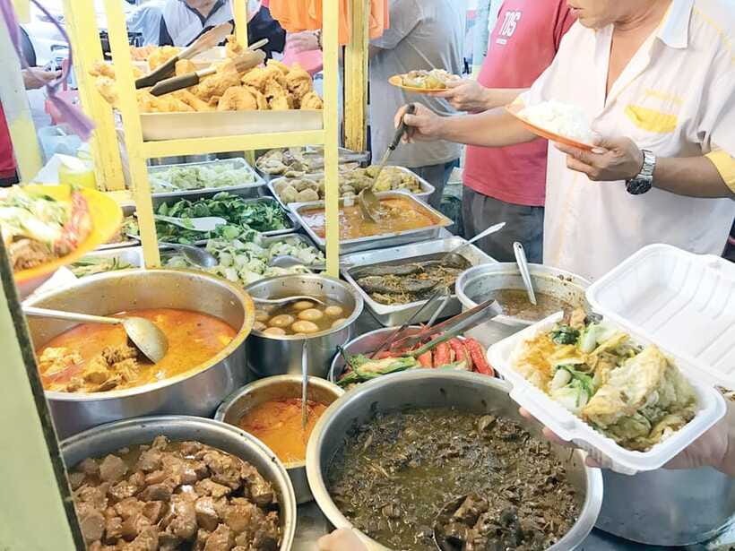 Kuala Lumpur: Evening Food Tour by Bike - The local market option on Saturdays and Tuesdays
