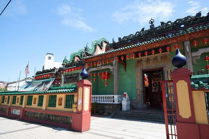 Kuala Lumpur Night City Tour: Experience the Nightlife - Two temples show the city’s cultural mix