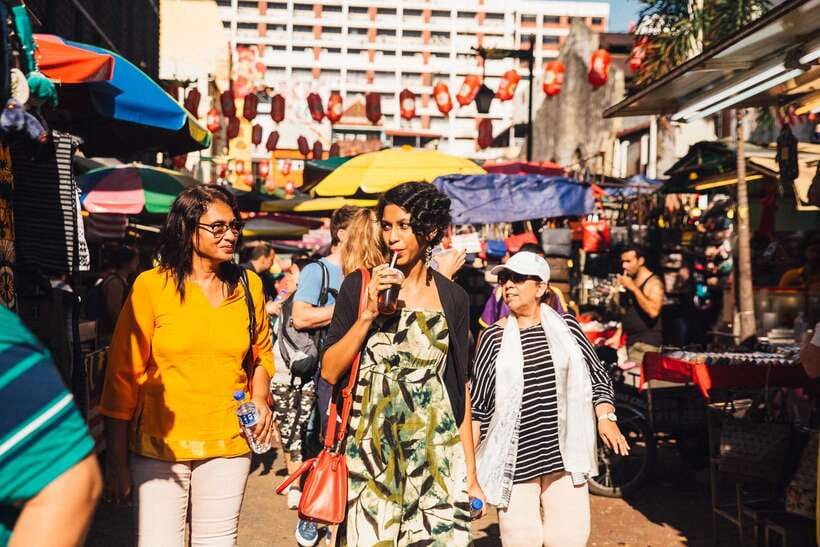 Kuala Lumpur: Private Food Tour – 10 Tastings with Locals - Ten tastings, including sweets and drinks