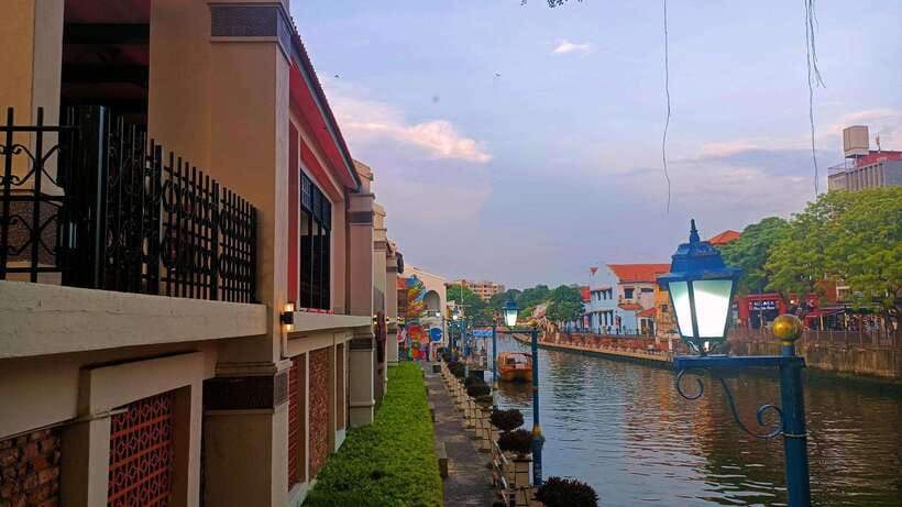 Kuala Lumpur: Private Malacca Night Tour w/Cruise & Trishaw - The Melaka River Cruise is the evening highlight
