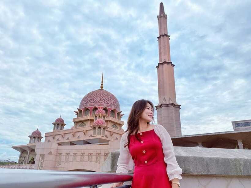 Kuala Lumpur: Putrajaya Tour Half Day Tour [Shared/Private] - Entering the rose-toned Putra Mosque