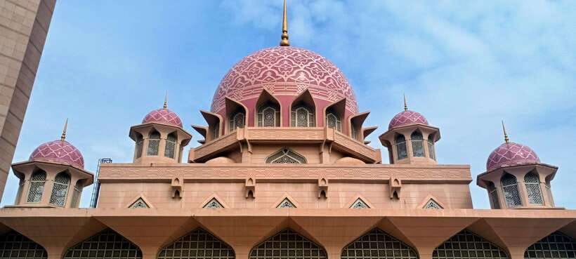 Kuala Lumpur: Putrajaya Tour with Traditional Boat Cruise - Putra Square and the government quarter