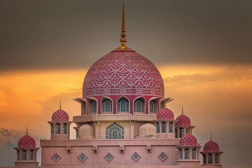 Kuala Lumpur: Putrajaya Tour with Traditional Boat Cruise - Putra Mosque beside the lake