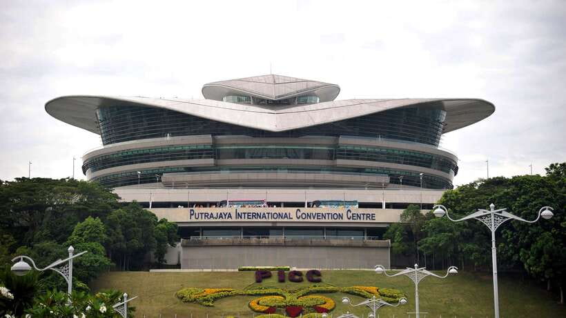 Kuala Lumpur: Putrajaya Tour with Traditional Boat Cruise - Palace of Justice and Malaysia’s official architecture