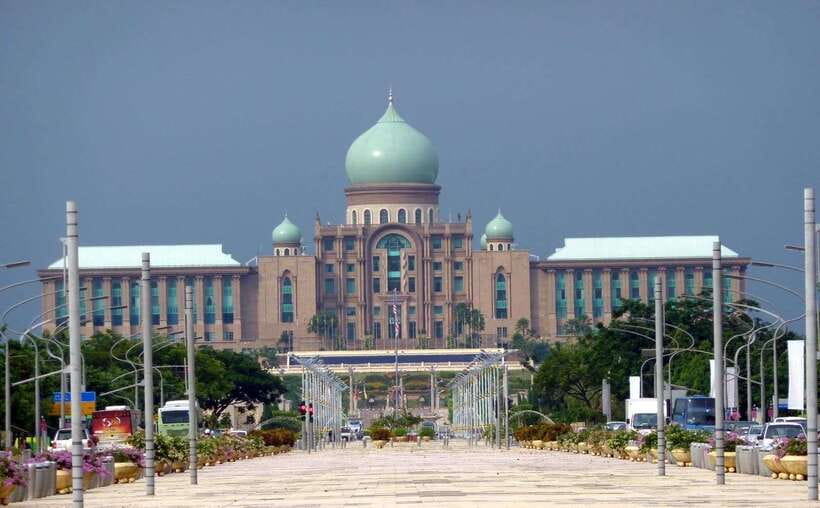 Kuala Lumpur: Putrajaya Tour with Traditional Boat Cruise - Bridges, ministries, and the Convention Centre