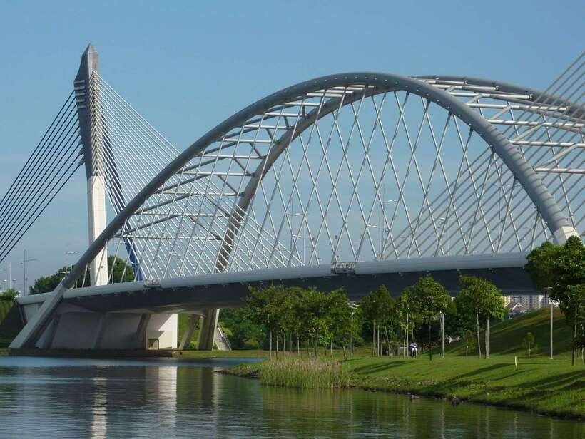 Kuala Lumpur: Putrajaya Tour with Traditional Boat Cruise - What the guide adds to the outing