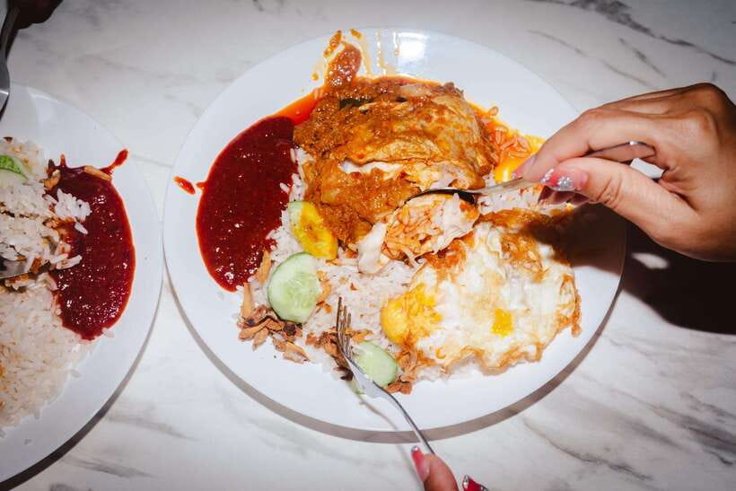 Kuala Lumpur: Sambal Street Food Tour with 15+ Tastings - Malaysian classics arrive in generous portions