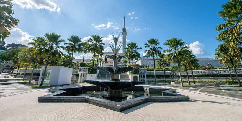 Kuala Lumpur: Temple & Shrine Private Half Day Tour - Buddhist Maha Vihara in Brickfields