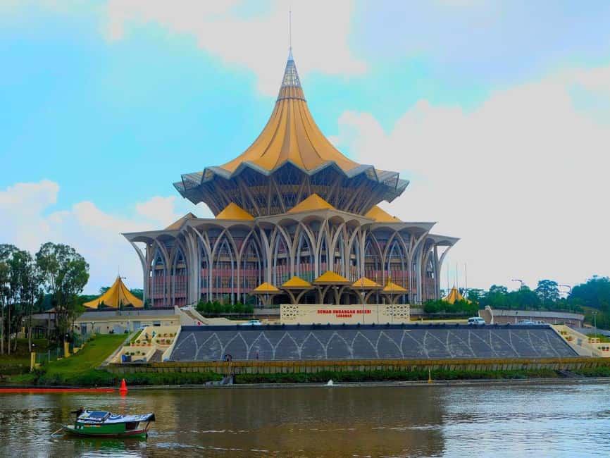 Kuching: Walking Tour with Sampan Boat Ride and Lunch - Crossing the Sarawak River by sampan