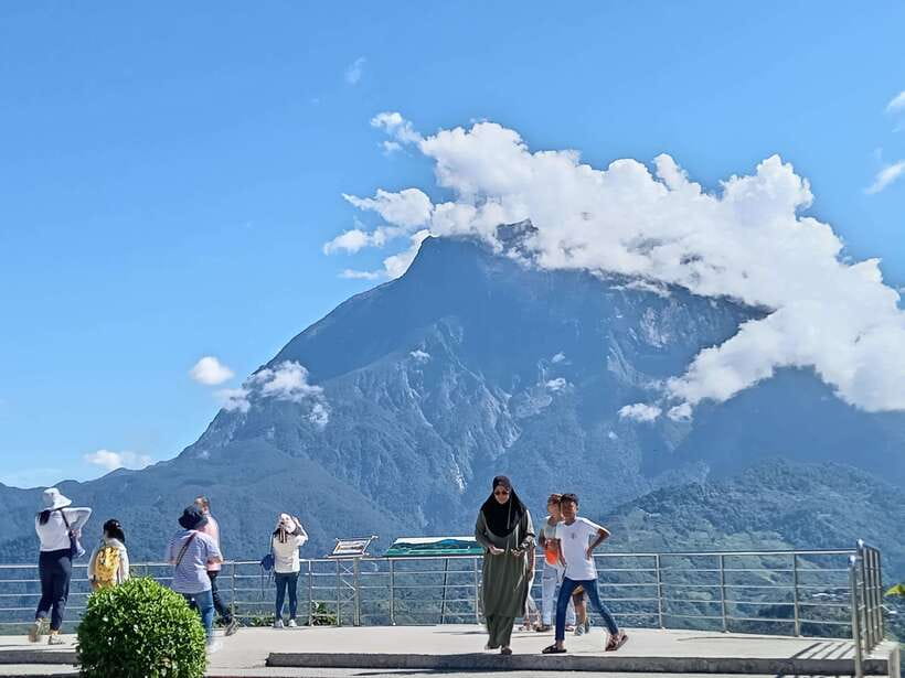 Kundasang : Poring Hot Spring + Desa & Meal Shared Tour - Nabalu Market and the first Mount Kinabalu views