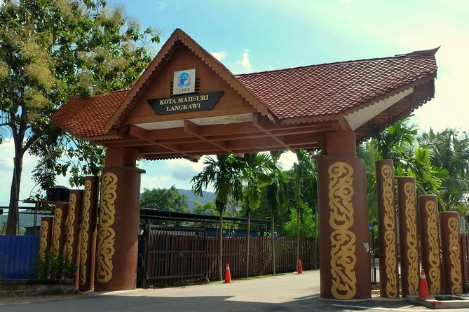 Langkawi: Flexible 6 Hours Tour - Oriental Village: a convenient base below the cable car
