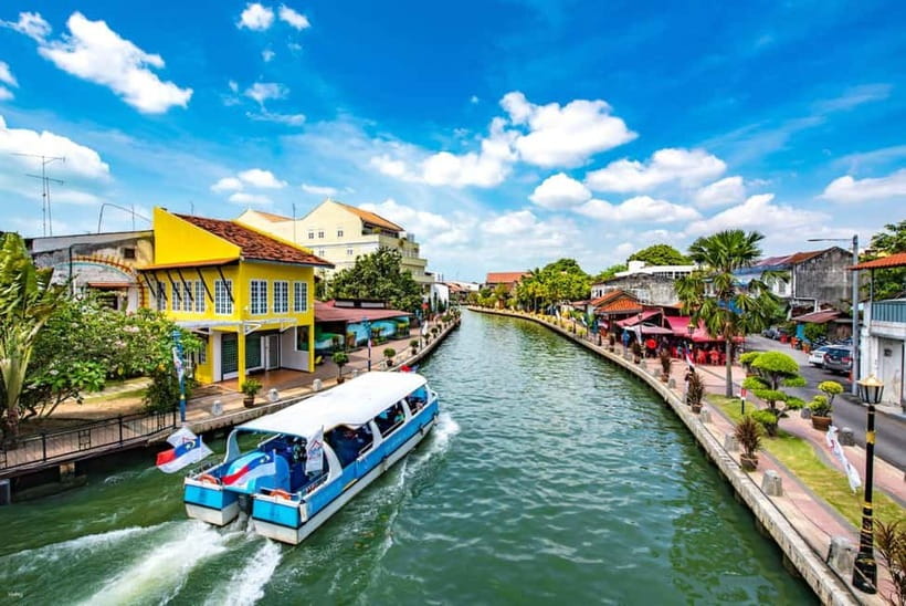 Melaka: Melaka River Cruise E-Ticket - The first stretch along Sungai Melaka