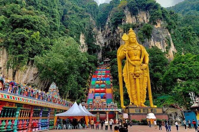 Private Batu Caves & Petronas Twin Tower Tickets With Lunch <em>26</em> – Key points to know before booking’ /></p>
<ul>
<li><strong>Batu Caves begins with 272 steps:</strong> Expect a climb in a religious setting, not just a quick photo stop.</li>
<li><strong>Petronas access depends on ticket availability:</strong> Last-minute bookings may receive KL Tower tickets instead.</li>
<li><strong>You get a private air-conditioned vehicle:</strong> Only your own group takes part in the tour.</li>
<li><strong>The day includes Malaysian crafts:</strong> A batik demonstration and Royal Selangor pewter visit add local context.</li>
<li><strong>Lunch is scheduled at Central Market:</strong> The stop is listed as a local lunch, but bottled water is not included.</li>
<li><strong>The tour lasts five to six hours:</strong> It suits visitors who want several major Kuala Lumpur sights in one half-day.</li>
</ul>
<h2 id="why-this-private-kuala-lumpur-tour-works">Why this private Kuala Lumpur tour works</h2>
<p><img width="669" height="446" decoding="async" src=