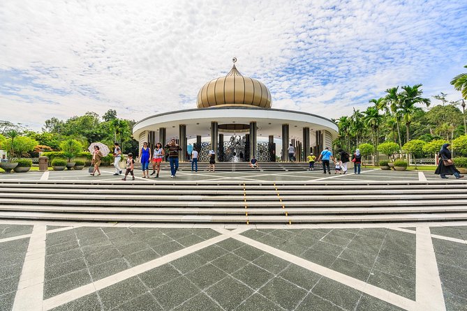 Private Day Kuala Lumpur Photographic Tour With Petronas Twin Tower & Batu Caves - A quiet pause at Lake Gardens