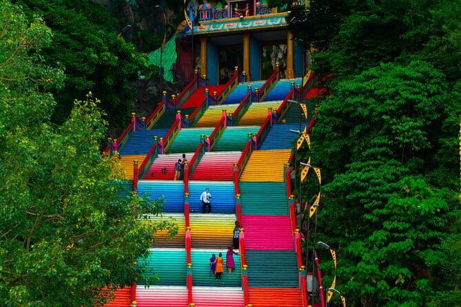 Putrajaya Tour From Kuala Lumpur Includes Batu Caves - Batu Caves and the 140-foot Lord Murugan statue
