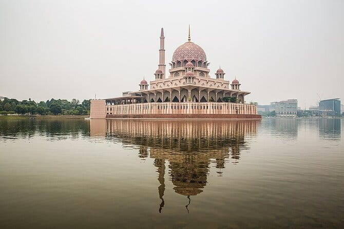 Putrajaya Tour From Kuala Lumpur Includes Batu Caves - The optional cruise from Kelab Tasik Putrajaya