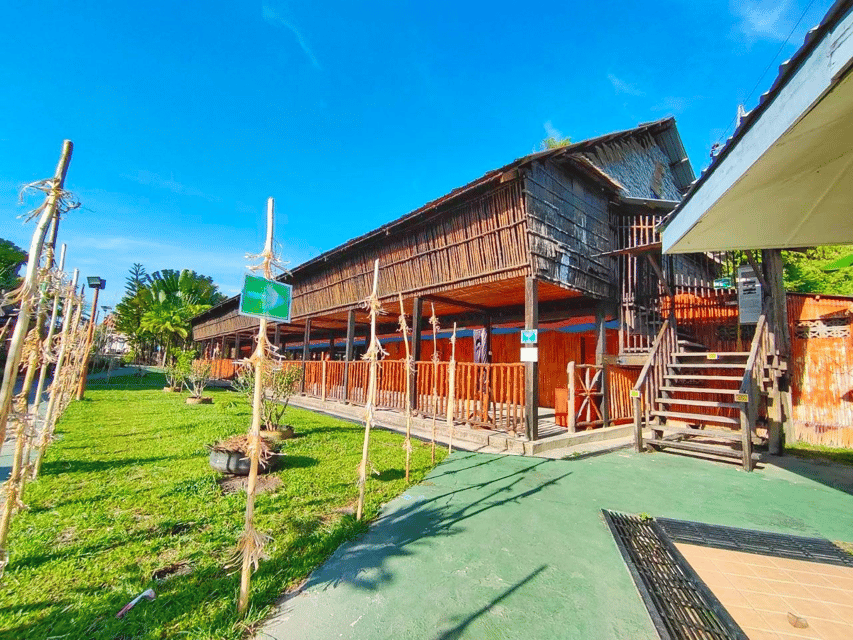 Sabah : Koisaan Cultural Village - Try the practical demonstrations