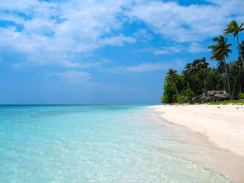 Semporna: Explore 3 Islands Tour Snorkel or Dive & Lunch - What the boat day feels like